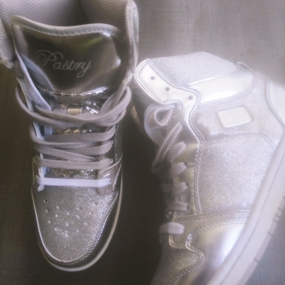 Pastry Sz.8๐Run Athletics Silver Dbl strings - Picture 5 of 12